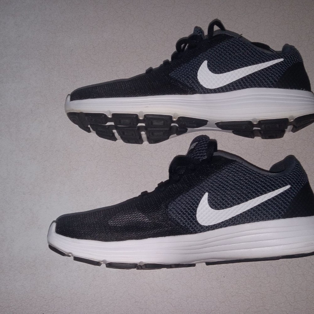 Nike revolution 6 women's running shoes size 10 great condition